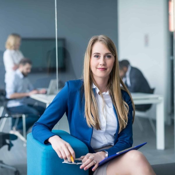 attractive-business-woman.jpg attractive-business-woman.jpg